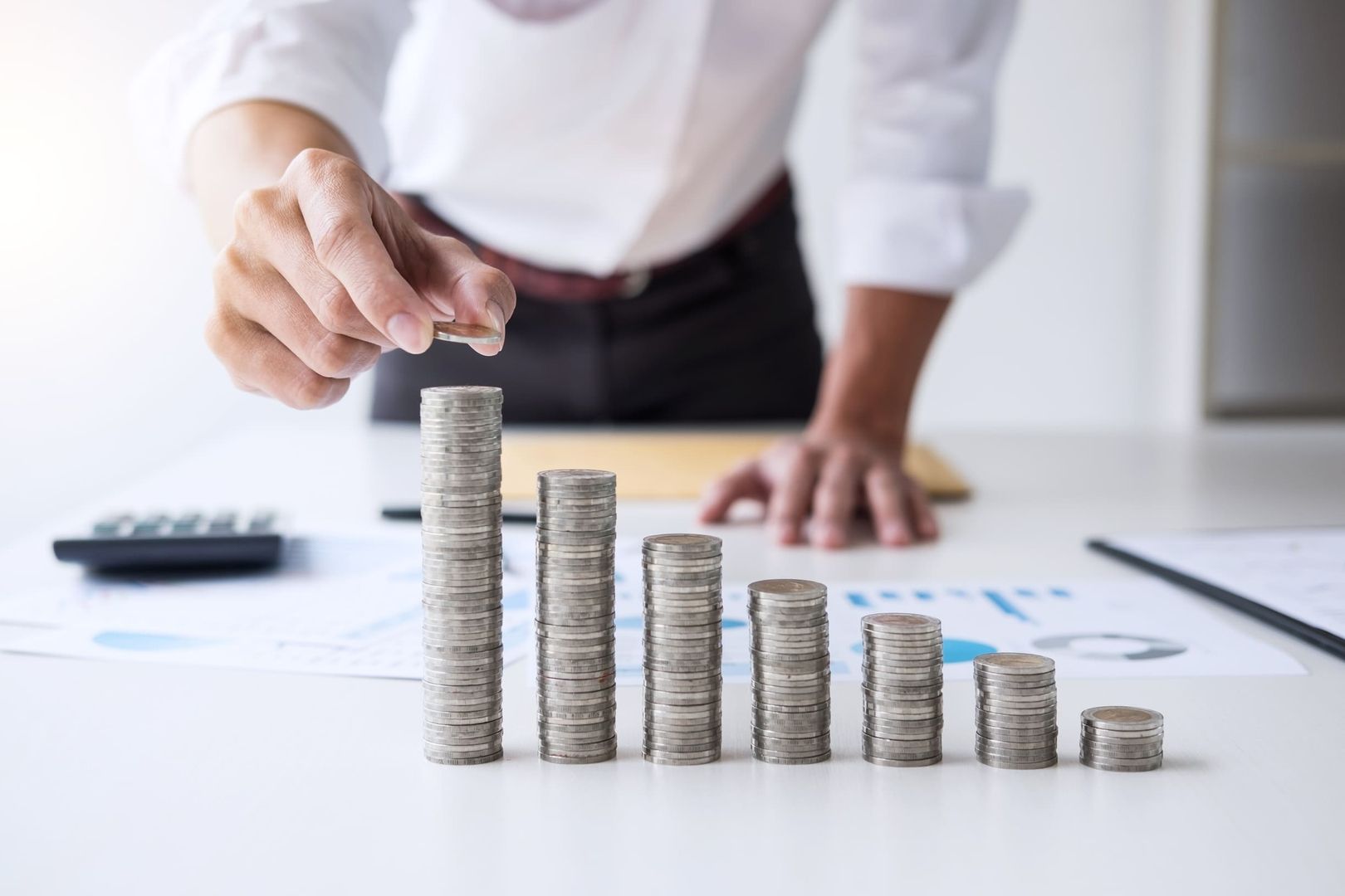 Ein Mann stappelt Geld